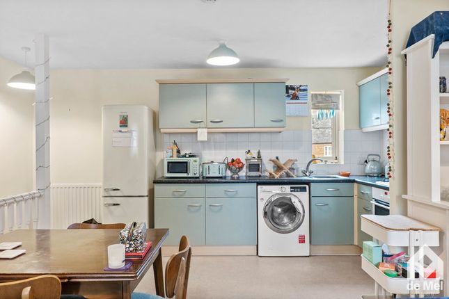 47, Knapps Crescent, Cheltenham photo 3