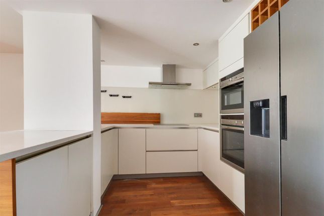 Flat to rent in Strawberry Vale, Twickenham