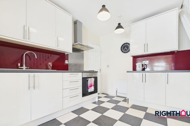 26 Mostyn Grove, Bradford photo 3
