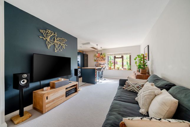 15 Timbermill Court, Haslemere photo 4