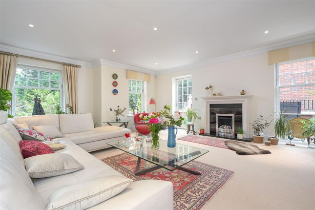 Grange Court, 3, Old Avenue, Weybridge photo 2