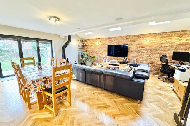 15, Longmead, Fleet photo 4