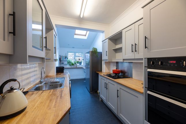 65, Westleigh Avenue, Leigh-on-sea photo 4