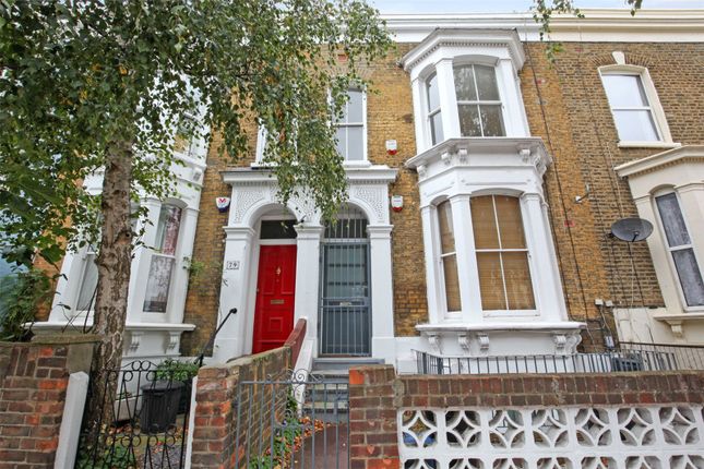 Flat to rent in Powerscroft Road, Clapton, London