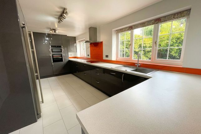 9 Woodland Close, Macclesfield photo 2