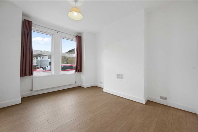 Flat to rent in Pevensey Road, London