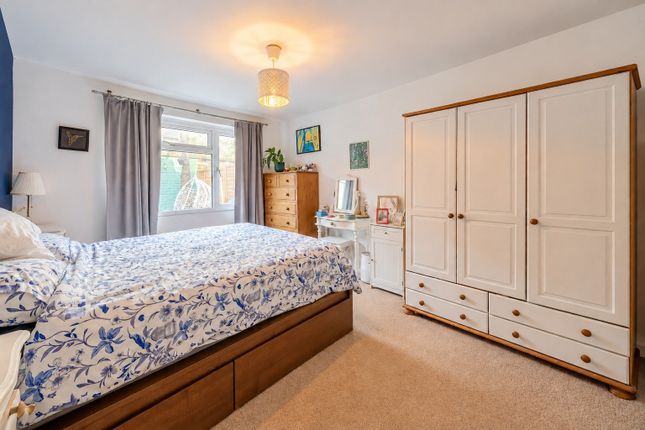 125, Larch Close, London photo 4