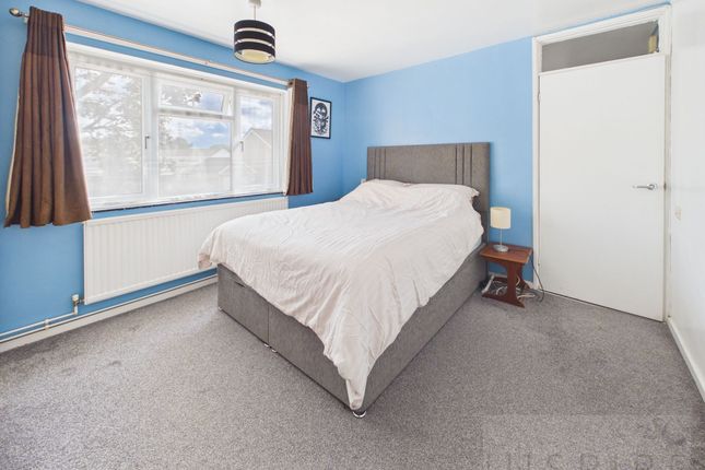 37 Greenacres, Crawley photo 3