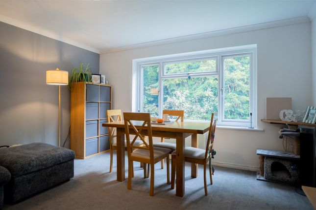 Flat 16, Rossenhallas, Nutfield Road, Redhill photo 3