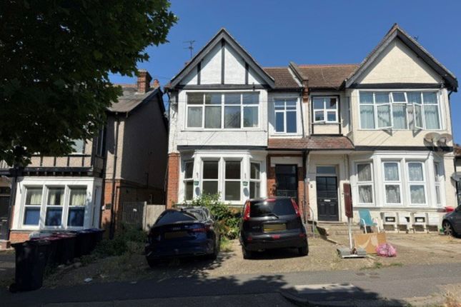 1-bed flat on 41C Manor Road, Westcliff-on-Sea, £100,000