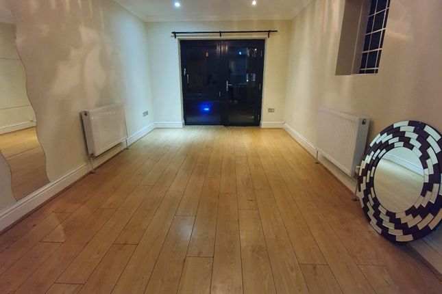 Flat 1, Rom View House 9, Como Street, ROMFORD photo 2