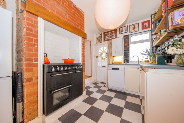 158 Gordon Road, Camberley photo 4