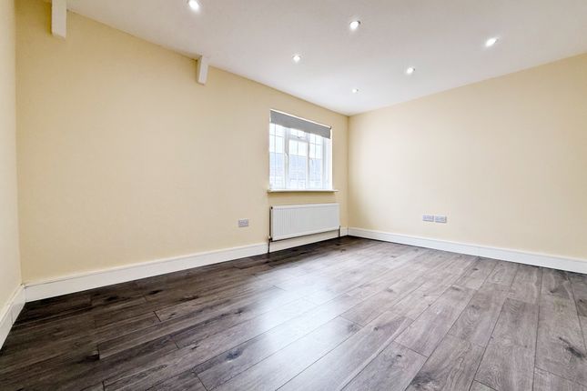 8, Buckfield Court, Iver photo 2