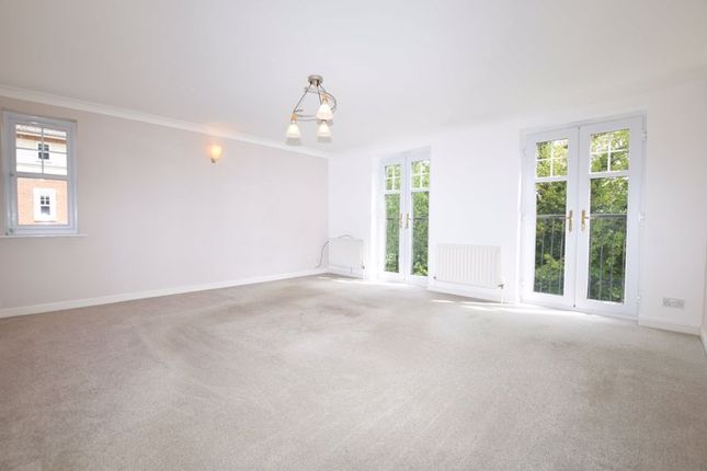 9 Sandringham Court, Admiral Way, Maidstone photo 2