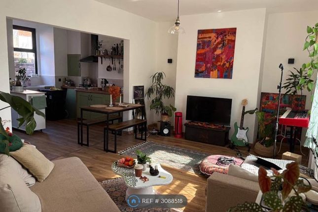 3-bed terraced on Blackpool, £900/mo