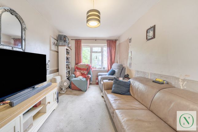 64 Ellis Road, Coulsdon photo 3