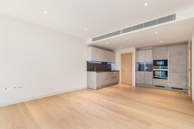 Flat to rent in Sutherland Street, London