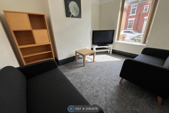 Room to rent in Ashdown Road, Wakefield