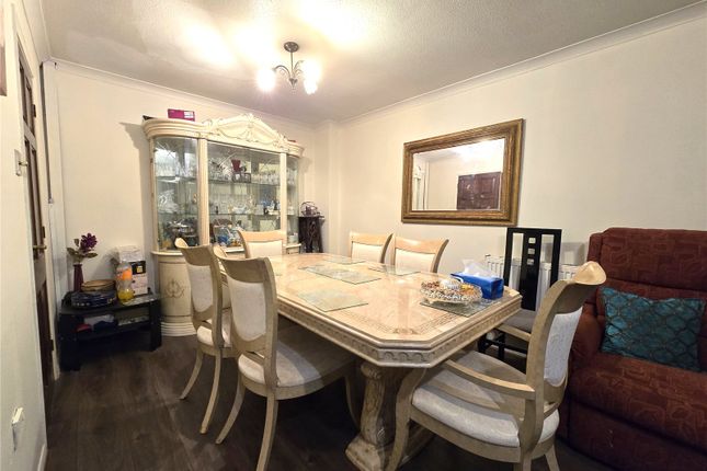 51, Paddington Close, Greater London photo 3