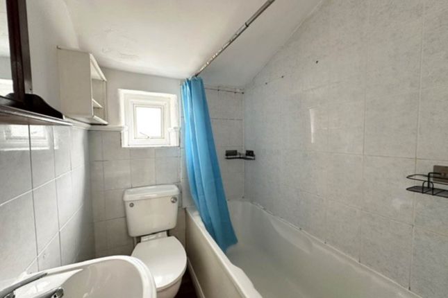 First Floor Flat, Crosby Road, London photo 5
