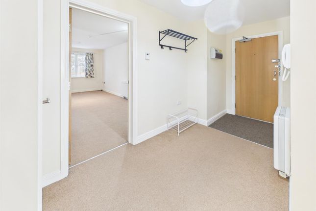 205, Riverside Drive, Lincoln photo 2