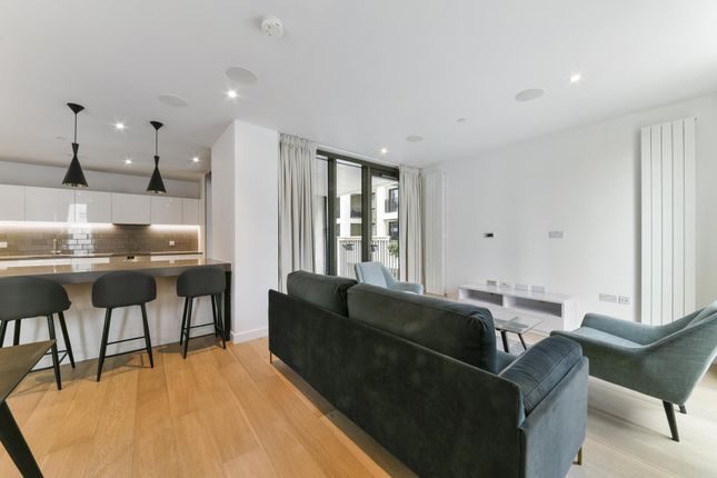 Flat to rent in Commodore House, Royal Wharf, London
