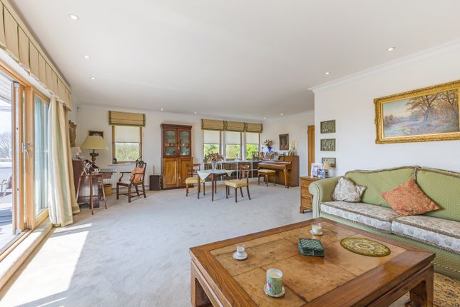 8, Warren Fields, Stanmore photo 2