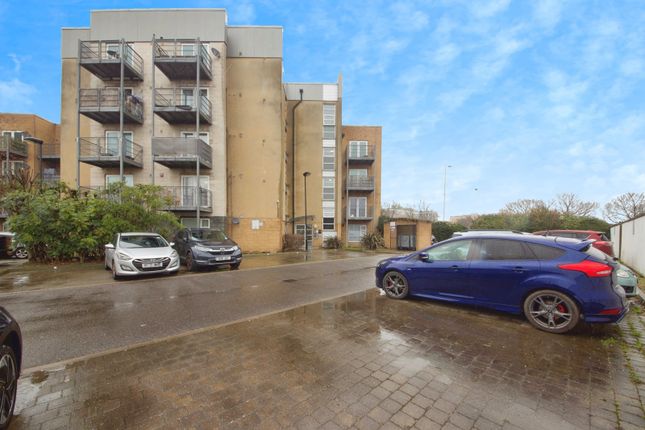 Flat 26, Blade Court, 29, Oldchurch Road, Romford photo 2