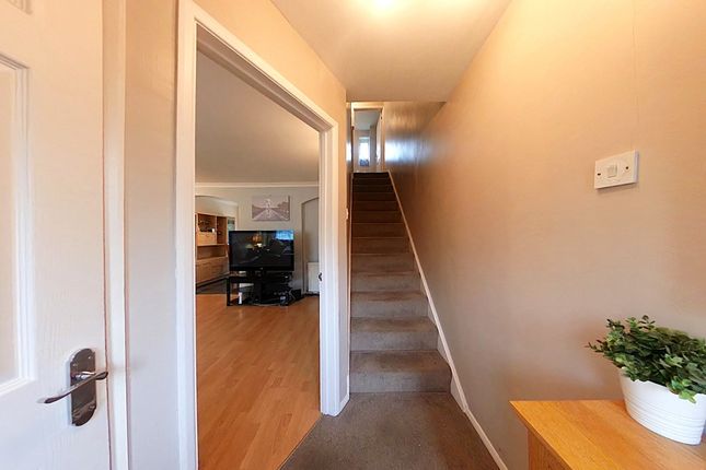 8, Peregrine Close, Watford photo 2