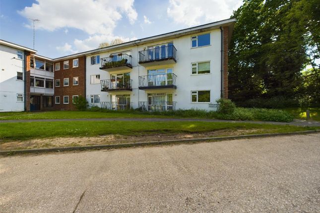 Thumbnail Flat for sale in Copperdale Close, Earley, Reading