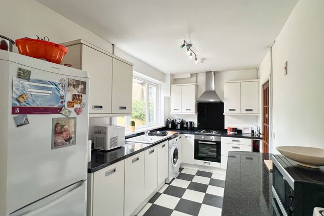11 Fron Heulog, Bridgend photo 3