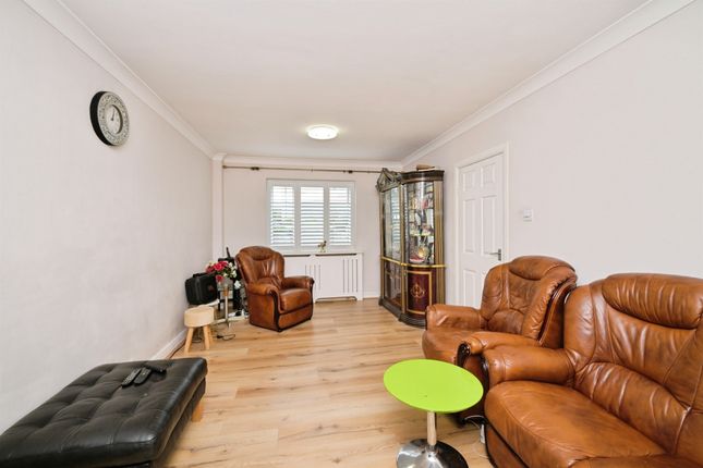 5, Hyde Mead, Waltham Abbey photo 4
