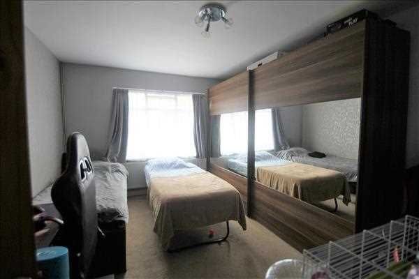 65, The Vale, Feltham photo 4