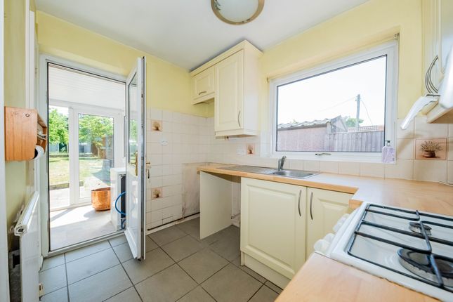 71 Lawford Crescent, Yateley photo 4