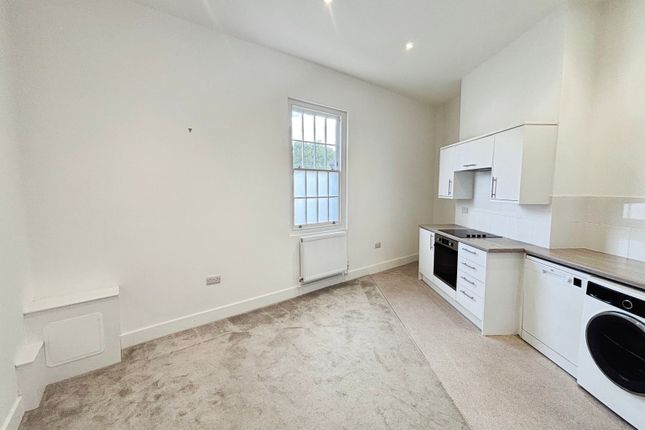 Flat 1, 2-3,, The Square, Surrey photo 2