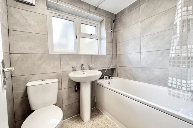 Flat  b, 38 Bravington Road, London photo 3
