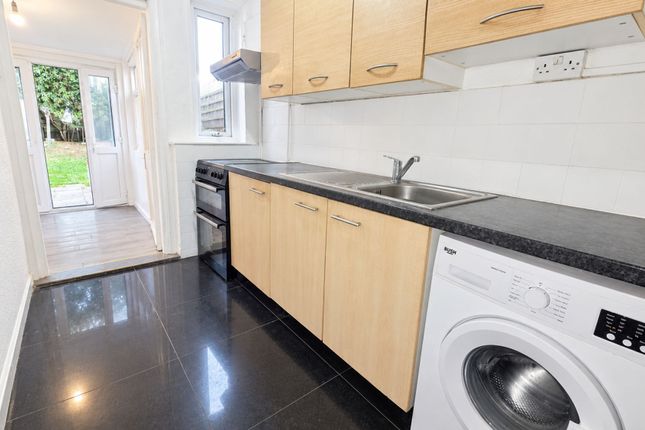 150 Cannington Road, Dagenham photo 3