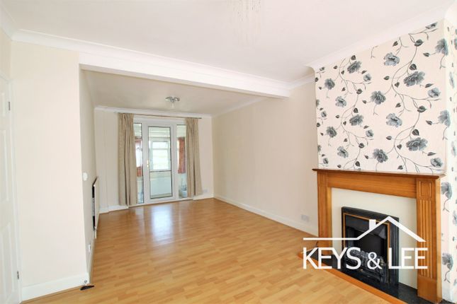 28 Lynton Avenue, Romford, Greater London photo 4