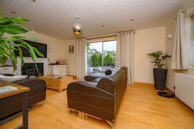 14, Manor Close, Hatfield photo 3