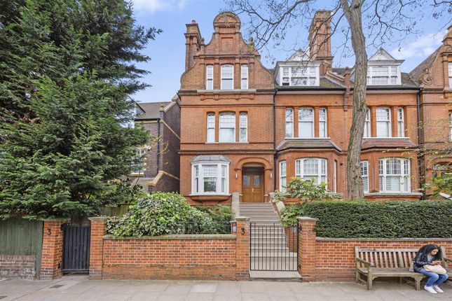 Flat for sale in Rosslyn Hill, London