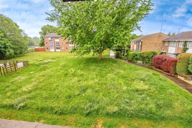 141, Burns Drive, Hemel Hempstead photo 2