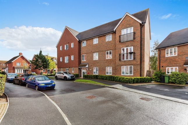Thumbnail Flat for sale in Blundon Way, Horley