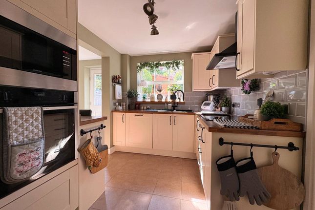 10, Larch Drive, Northamptonshire photo 4