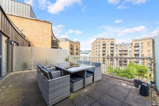 Flat to rent in Connersville Way, Croydon