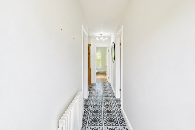 8 Oakwood Avenue, Brentwood photo 4