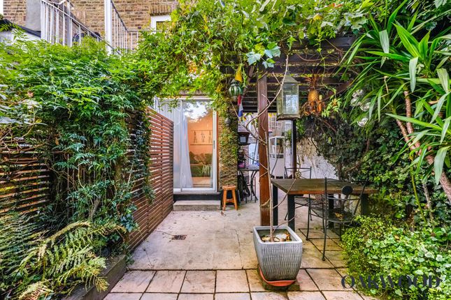 17a Chesholm Road, London photo 4