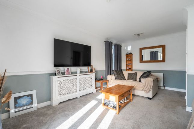 75 Oulton Road, Lowestoft photo 3