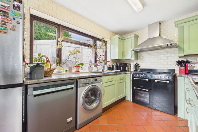 6 Shipton Close, Reading photo 4