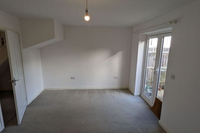 16 Kay Grove, Milton Keynes photo 3
