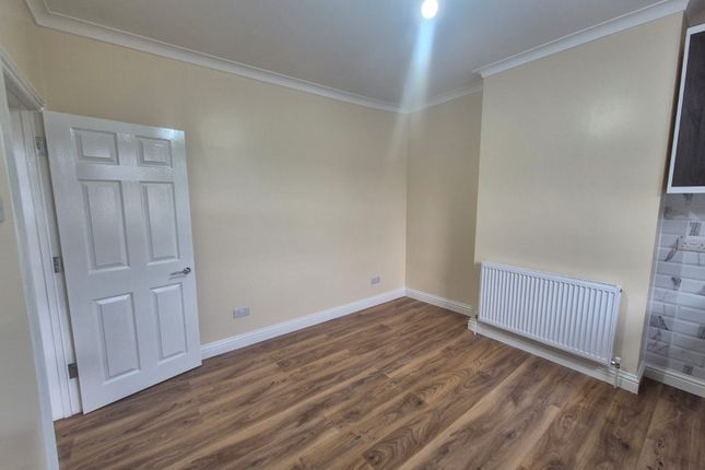 Flat, Flat, Thornton Heath photo 3